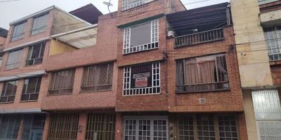 Casa de 4 niveles en arriendo ubicada en el barrio Villas del Dorado, con una superficie de 130 m². La propiedad cuenta con sala-comedor, 5 alcobas, tres clósets, tres baños con duchas eléctricas, cocina integral, zona de ropas y pisos en cerámica. Su distribución de niveles ofrece espacios independientes y funcionales, ideal para familias numerosas o para quienes requieren áreas adicionales de trabajo o estudio. Ubicada en una zona residencial con excelentes vías de acceso por la Carrera 107 y la Calle 63. Para más información, comuníquese con el ejecutivo comercial Yan Fabio Quiroga al 317 298 0211 o al correo yan.quiroga@inmobiliariasaliadas.com