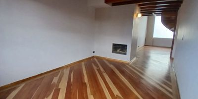 Lindo apartamento ubicado en alhambra de 114 metros cuadrados, cuenta con cuatro habitaciones, cuatro baños, sala comedor, cocina integral a gas, zona de lavandería y un deposito interno en el apartamento, cuenta con parqueadero doble cubierto, vias de acceso, av. calle 116, autonorte, calle 127 y Cra 53.