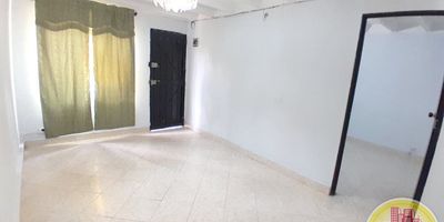 Código: 9291. 1° Piso en edificación de 2 pisos. Acceso al inmueble: Directo a la vía. 2 Alcobas con puertas, baños cabinados y calentador. Solo 1 mascota pequeña. Máximo 5 personas. El antejardín se debe mantener aseado. Contrato por 1 año. Inmueble también para la venta