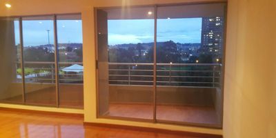 Hermoso apartamento con vista exterior a zonas verdes, 3habitaciones, 3 baños, sala comedor, estudio, zona de TV esta se puede convertir en oficina o una cuarta habitación, deposito, 2 parqueaderos, cocina integral, zona de ropas, hall de habitaciones.
Espacios sociales del conjunto: Gimnasio, 2 canchas de squash, salón para computo, zonas húmedas, zona de juegos infantiles, plazoleta central, planta eléctrica de emergencia cobertura parcial , ascensores, shut de basuras, senderos peatonales, parqueaderos de visitantes, tanque de reserva de agua, equipo hidroneumático de presión, equipo eyector de aguas lluvias, red contra incendio portería tipo lobby
