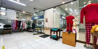 AVENIDA CHILE -  Local de 57.94 mc de una planta con amplia vitrina para exposición de productos. Este local cuenta con buena iluminación, pisos en madera laminada, muebles de exhibición y una bodega en mezzanine. Ubicado en la primera planta  del reconocido C.C.  Avenida Chile,  en un pasillo  de alto tráfico , goza de excelente visibilidad en uno de los corredores de mayor movimiento corporativo, académico y financiero de Bogotá.