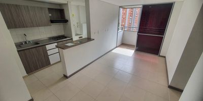 Apartamento ubicación tranquila, cuenta con 3 alcobas , 2 closet, 1 vestier, sala comedor, cocina integral, 2 baños cabinados.

Zonas comunes, parqueadero privado.