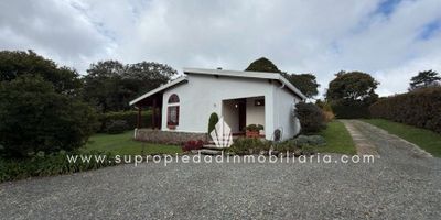 Casa campestre en arriendo, Las Mercedes, Envigado.
Exclusiva casa campestre de 240 m² construidos en lote propio de 1.800 m² dentro de prestigiosa parcelación de solo 44 casas en el Alto de Las Palmas.
Distribución perfecta en dos niveles: amplia sala-comedor, sala de estar con chimenea funcional, cocina americana abierta con despensa, dos terrazas espectaculares con excelente iluminación natural, 3 habitaciones cada una con baño privado (principal con vestier), estudio con biblioteca en segundo nivel y habitación de servicio con baño independiente.
Incluye garaje techado + múltiples estacionamientos descubiertos. Parcelación con vigilancia privada 24/7, zonas verdes y ambiente de total tranquilidad.
Ubicación privilegiada a minutos de Mall Indiana, Universidad EIA, restaurante La Rufina, vía La Acuarela y Av. Las Palmas.
¡Vive el lujo campestre con privacidad y cercanía a todo!
¡Agenda tu visita hoy mismo!
SE ENTREGA SIN AMOBLAR