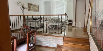 Venta de espectacular casa en El Poblado, en el sector de La Concha. Tiene cuatro cómodas y amplias habitaciones, la principal con baño y vestier, cuatro baños, estudio, amplia zona social, cocina cerrada, dos parqueaderos y dos cuartos útiles. 
La casa está en unidad cerrada con vigilancia las 24 horas, cuenta con parqueaderos de visitantes, piscina, gimnasio, salón social, parque infantil y amplias zonas verdes. La casa está ubicada en una zona estratégica, con excelentes vías de acceso por la transversal Inferior y la Calle 10. Cuenta con facilidad de transporte público. Cerca se encuentran centros comerciales, supermercados, zonas de restaurantes, colegios, Universidades, hoteles y hospitales.