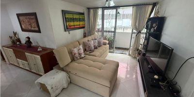 COD: 96FR58902

Apartamento en Buenos Aires – ¡La mejor ubicación del sector! 

Vive en un espacio único de 85 m², con construcción tradicional que garantiza solidez y confort. Este apartamento combina amplitud, modernidad y una ubicación estratégica que lo convierte en una oportunidad imperdible.

Características internas:


 3 habitaciones amplias y luminosas
 2 baños modernos
 Sala comedor integrada con salida al balcón
 Zona de ropas independiente


Unidad residencial con todo lo que necesitas:


 Amplias zonas verdes para disfrutar en familia
 2 parques infantiles
 Placa polideportiva para deporte y recreación
 3 porterías: una con acceso directo a la Estación Loyola del Tranvía y otra al Centro Comercial La Central


Ubicación privilegiada:
En el corazón de Buenos Aires, con la mejor conectividad y cercanía a transporte, comercio y servicios.

Un lugar pensado para tu estilo de vida, donde comodidad y ubicación se unen en un solo espacio.

 

 
