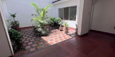 Casa en venta en Envigado, sector El Dorado, por la cancha, con un area construida de 228 metros cuadrados. Cuenta con cuatro habitaciones, dos baños, sala, comedor, cocina integral, patio central con corredor star y patio posterior con salon costurero. Incluye tres closets, zona de lavanderia y red de gas. Ubicado en zona residencial con acceso a zonas deportivas. Estrato 3, primer nivel, sin garaje. Estado usado. Precio 780 millones de pesos. Ideal para familias que buscan amplitud y comodidad en un sector tranquilo y bien ubicado.