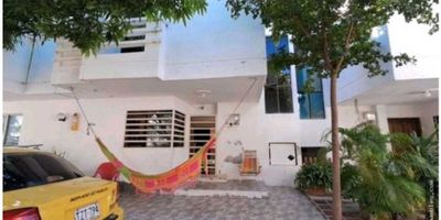 CÓDIGO 9658FR945. Casa de Dos Pisos Ubicada en un Conjunto Cerrado del sector Rodadero. Cuenta con Tres Habitaciones, Tres Baños, Sala, Comedor, Cocina Integral, Zona de Labores, Patio, Balcón, Clósets, Despensa, Doble Ventana, Horno, Lavaplatos y Parqueadero. La Urbanización ofrece Vigilancia 24/7, Acceso Pavimentado y Cercanía a Supermercados, Colegios, Restaurantes, Vías Principales y Rutas de Transporte. SI ESTA PROPIEDAD ES DE SU INTERÉS, CONTÁCTENOS Y AGENDAMOS UNA CITA.
