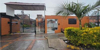 CODIGO 9659FR213 Se vende acogedora  casa en Funza, ubicada en un sector residencial con excelentes vías de acceso que permiten una conexión rápida y cómoda hacia Bogotá y municipios vecinos. La propiedad cuenta con dos habitaciones bien distribuidas, con excelente iluminación natural y espacios que brindan confort en el día a día.

Además, ofrece posibilidad de ampliación, ideal para quienes desean proyectar un crecimiento futuro o adaptar nuevas áreas según sus necesidades.

Una excelente oportunidad para invertir y disfrutar de un hogar con gran potencial de valorización.
