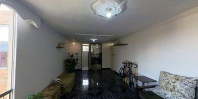 ¡Oportunidad en Suba Hatochico – Excelente ubicación!
Este iluminado y cómodo apartamento de 54 m², con vista exterior, está ubicado en un 5to piso, con acceso por escaleras. Cuenta con 3 habitaciones, 2 baños, sala comedor, cocina integral y zona de lavandería, con piso cerámico en todas sus áreas.

La propiedad está libre de gravámenes y aceptamos todos los bancos.
El conjunto ofrece zonas verdes, áreas para niños, dos salones comunales y vigilancia privada 24/7, ideal para un entorno familiar y tranquilo.

Ubicado estratégicamente cerca de los centros comerciales Portal de Hatochico, Fiesta Suba y Plaza Imperial; Surtimax, D1, Ara; colegios y del Portal de Suba, con vías de acceso por la Calle 143A y la Carrera 147A.

Aprovecha esta oportunidad.
Agenda tu visita hoy mismo y conoce un apartamento amplio, cómodo y con excelente ubicación.

H1.
