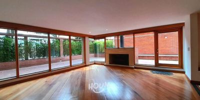 [ARR] ID HOUM: 160629

Entérate de todos los beneficios al arrendar con nosotros:
    • Asistencia e intermediación con el propietario
    • Firma tu contrato online
    • Arrienda sin burocracia, sin papeleos ni notarías

Departamento en arriendo, ubicado en el barrio Apolo III, con una superficie construida de 257.00 m² y superficie total de 257.00  m². 

Sus principales características son:

    • triplex
    • No amoblado
    • 3 dormitorios
    • 5 baños
    • Admite mascotas
    • 3 parqueaderos
    • Piso 2
    • Año de construcción: 1995
    • Cuarto de lavado
    • Bodega
            
Además, el inmueble cuenta con las siguientes amenidades:

    • Vigilancia 24 hrs
    • Ascensor
    • Lavandería

Si arriendas con nosotros, te brindamos asesoría personalizada durante todo el proceso.

Requisitos para arrendar con nosotros:

    • Arrienda sin codeudor*, fácil, rápido y seguro
    • Demuestra un ingreso mensual neto de al menos 2.5 veces el valor del arriendo (los ingresos mensuales se pueden complementar por las personas que vivirán en este inmueble)
    • Completa tu información básica y mándanos tus extractos bancarios o documentos que demuestren tus ingresos
    • No debes tener reportes negativos en centrales de crédito
        

IMPORTANTE:

    • Te invitamos a agendar una visita a esta propiedad
    • Si tienes alguna duda por favor puedes solicitar más información desde los portales como también contactarte directamente con nosotros
    
Más que una inmobiliaria, somos Houm.
*Aplican T&C