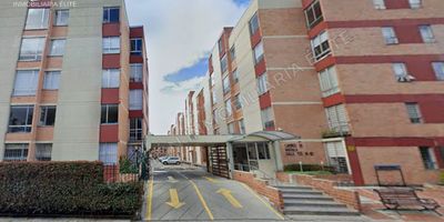 Se Vende  apartamento en viilla del mediterraneo, consta de 61 mt2, tiene dos habitaciones con closet, la principal con baño, hall de alcobas, baño de habitacion, sala comedor independiente, altillo con opcion de habitacion o estudio, cocina abierta con buenos compartimientos, la estufa con tres hornillas de gas y una electrica, horno gas, calentador a gas, zona de lavanderia, los pisos del inmueble son en ceramica, con parqueadero y deposito, se encuentra en un quinto piso sin ascensor, escaleras amplias y comodas. El conjunto tiene 22 años zona comunal, parque infantil. Con muy buena ubicacion como la 9, la 19, la 153, la 7.