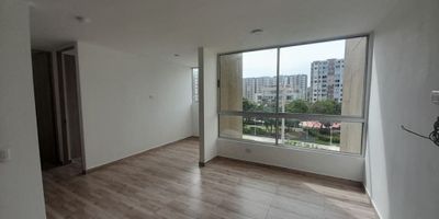 Descubre este elegante apartamento de 2 habitaciones y 2 banos en una zona residencial tranquila. Con una cocina integral y sala-comedor iluminados naturalmente, este espacio de 57.17 metros cuadrados ofrece comodidad y funcionalidad. Disfruta de las amenidades del conjunto cerrado, como piscina, gimnasio y zonas deportivas. Con acceso a colegios, universidades y vias principales, este lugar es ideal para familias y profesionales. ¡Haz de este lugar tu nuevo hogar!