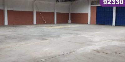 Bodega para arriendo y venta, ubicada en el Municipio de Malambo, urbanización Malambito por la entrada a la estación de bomberos de malambo y la escuela de caballería de la policía a unos  200 metros  antes de pimsa. Metros. Cerca de y de grandes empresas nacionales e internacionales, de fácil acceso, transporte y comunicación; la bodega cuenta con excelentes acabados y construida bajo las ultimas especificaciones, tiene un área de 702 m2 de construida, puertas doble con 4 mts de altura, área de oficinas,  zona de labores, cocina,  baños. canon + IVA