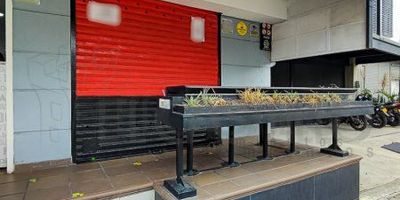 Local comercial primer piso ubicado en el Sector debelen rosales, en la calle 30, nos ofrece una área de 35 metros aproximadamente, cuenta con: cocineta, con red de gas, 1 baño, piso en baldosa, con servicios independientes.
Los datos de los inmuebles promocionados en la página web están sujetos a cambio y verificación de disponibilidad.