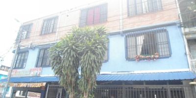 Descubre tu nuevo hogar en el barrio El Rodeo. Este encantador apartamento en alquiler, ubicado en un segundo piso, te ofrece un espacio aireado e iluminado.
Al ingresar, te recibirán una amplia sala comedor, baño, cocina sencilla, dos acogedoras alcobas, cada una con su respectivo closet, la zona de oficios está equipada con lavadero de ropa y punto para lavadora, haciendo más cómodas las labores del hogar. Tiene parqueadero para moto.
La ubicación de este apartamento es inmejorable. A pocos pasos, encontrarás supermercados, colegios, centros recreacionales y una variedad de restaurantes, lo que te permitirá tener todo lo que necesitas al alcance de la mano. Las vías de acceso son cómodas, y el transporte público cercano te facilitará los desplazamientos, haciendo tu vida mucho más sencilla y conveniente.
Este apartamento en El Rodeo es la opción perfecta para quienes buscan un lugar tranquilo, con excelente iluminación y una ubicación estratégica. ¡No dejes pasar esta oportunidad!