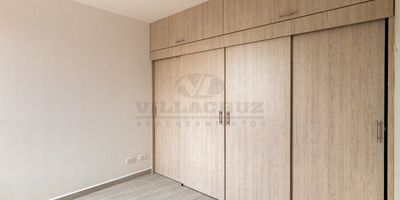 agradable y cómodo apartamento piso 11 en unidad cerrada en el sector de bello niquia, tiene un área 35.8 mts, cuenta con sala comedor, 2 alcobas, 1 closets, cocina integral con red de gas , 1 baño cabinado, zona de ropas, piso en cerámica, entre otras comodidades, portería las 24 horas, ascensor, parqueadero cubierto, shute de basuras, paga una administración de $140.800,