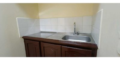 ¿Buscas un espacio práctico, económico y estratégicamente ubicado en Boston? Este inmueble tipo estudio es ideal para quienes desean vivir en un ambiente tranquilo, funcional y con acceso inmediato a servicios esenciales en el corazón de Medellín.

Con 22 m², este ambiente único ofrece una distribución pensada para optimizar cada rincón. Su piso en porcelanato aporta frescura y facilita la limpieza diaria, mientras que la cocina sencilla brinda lo necesario para el día a día. Cuenta con 1 baño en buen estado, ideal para quienes buscan una solución de vivienda básica pero cómoda.

Este espacio no cuenta con red de gas, terraza, ascensor, portería, parqueadero ni cuarto útil, lo que se traduce en un costo más accesible y una vida sencilla sin gastos adicionales. Su diseño tipo estudio es perfecto para una persona que desee un lugar privado, seguro y de fácil mantenimiento.

La ubicación es uno de sus mayores atractivos. Está a una cuadra antes de llegar a Profamilia, una zona central del barrio Boston con excelente movilidad, cercanía a rutas de transporte, supermercados, comercio local y servicios de salud. Además, Boston es reconocido por su ambiente residencial tradicional, su cercanía al centro de la ciudad y su fácil conexión con varios sectores de Medellín.

Si estás buscando un espacio compacto, funcional y con todo lo necesario para iniciar tu independencia o vivir con sencillez y buena ubicación, este inmueble es una gran opción.

Código del inmueble: (L4316)
