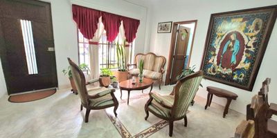 Esta hermosa casa en primer piso tiene 70 metros cuadrados; se encuentra ubicada en el sector Calle Larga, Sabaneta (Ant); una zona estratégica muy cerca del Centro Comercial Aves María, comercio, estación del metro, rutas de transporte y colegios, ideal para vivir con comodidad y fácil acceso a todo.
El inmueble está dividido en tres habitaciones con sus tres clósets, dos baños, sala-comedor amplia, cocina integral y zona de ropas independiente, ofreciendo espacios prácticos, bien distribuidos y con excelente iluminación natural.
¡No dejes pasar esta oportunidad única! Contáctanos al 3012021300 para programar una visita y descubre más sobre esta increíble propiedad!