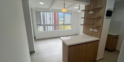 ARRIENDO APARTAMENTO CALDAS PRIMAVERA, 50 m2 aproximadamente, 2 alcobas con closets, balcon sala-comedor, cocina integral, red de gas, calentador, zona de ropas, piso en cerámica, 2 baños, unidad cerrada, con portería 24 horas, 2 ascensores por torre, shut de basuras, cancha múltiple, cancha sintética, juegos infantiles, piscina climatizada, turco, sauna, gimnasio dotado, salón de juegos, salón social y parqueadero de visitantes, buen transporte público, supermercados cercanos. Administración Incluida Nota: Las zonas comunes aún estan en construcción