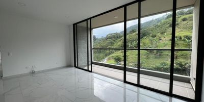 Apartamento en arriendo y venta en unidad cerrada, ubicada en un sector tranquilo con hermosa vista a la ciudad, entorno campestre con gran desarrollo urbanístico, de fácil acceso desde la via principal y con conexión a rutas de transporte público. Cuenta con piso en ceramica, sala comedor, 3 alcobas con vestier y baño en la principal, baño social, cocina integral abierta tipo americano, balcon y parqueaderos lineales cubiertos (#03077, util #03013). Conjunto cerrado con ascensor y zonas sociales muy completas que incluyen piscina, gimnasio, salón social, parques infantiles, placa polideportiva, zonas verdes,vigilancia, portería 24 horas y circuito cerrado de tv.inmuebles sujetos a verificacion de disponibilidad
