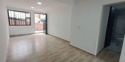 Inmobiliaria Giraldo Castaño te ofrece una excelente Casa en venta por $298.000.000 en el Sector de Estambul, distribuida en dos niveles. En el primer piso cuenta con sala comedor, cocina semi integral, una habitación, un baño y área de ropas. En el segundo piso ofrece sala, cocina semi integral, comedor, tres habitaciones, hall de alcobas, un baño y patio. Es una propiedad amplia, funcional y con excelente distribución, ideal para quienes buscan un espacio cómodo y con múltiples posibilidades de renta. 