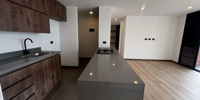 Codigo 29277. Apartamento en arriendo ubicado en Envigado sector El TrianonCaracterísticas• 3 habitaciones (todas con vestier) • 2 baños • Sala • Comedor • Balcón • Cocina abierta integral • Parqueadero doble lineal • Cuarto útil • Red de gas • Servicios públicos • Área total: 85 m² • 1 nivel • Piso 16 • NuevoDescripciónEste apartamento nuevo en arriendo en El Trianón – Envigado, combina modernidad, comodidad y una ubicación privilegiada. Su zona social integra sala y comedor con salida a un balcón con vista despejada, perfecto para disfrutar de la frescura y luminosidad del sector.La habitación principal cuenta con vestier y baño privado con cabina en vidrio templado. Las habitaciones auxiliares también disponen de vestier y clóset, ofreciendo amplitud y excelente capacidad de almacenamiento. La cocina es abierta, con mesón en mármol, cubierta a gas y campana extractora. El apartamento incluye parqueadero doble lineal y cuarto útil, lo que brinda gran funcionalidad para la vida diaria.Un hogar moderno y bien distribuido, ideal para familias que buscan comodidad, valorización y cercanía a servicios esenciales.Entorno– Ubicado en el corazón de El Trianón, uno de los sectores más apetecidos de Envigado – Cerca de supermercados, colegios, parques y cafés – Excelentes rutas de transporte y conexión rápida con el centro de Envigado y Medellín – Zona residencial segura, tranquila y con ambiente familiarZonas comunesPortería 24 horas y parqueadero de visitantes.NotaCanon: $4.400.000 El propietario acepta mascotas.