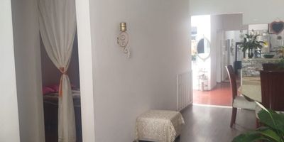 SE VENDE CASA
BARRIO:Cristobal Colón 
MEDIDAS:7 de frente x 22 de fondo
Mitad de casa en plancha
Sala comedor 
4 alcobas 
Cocina 
Baño
Escalera internas 
9 columnas 
PRECIO: 410 Millones negociables