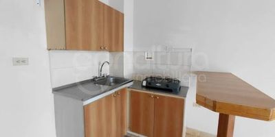 472-8478 Conaltura Inmobiliaria ofrece en arriendo este acogedor apartaestudio tipo loft  de 20 m², ubicado el sector Belén San Bernardo  . Un entorno tranquilo, moderno y con excelente proyección de valorización. El inmueble cuenta con 1 alcobas, 1 baño, sala comedor,  cocina semi-integral con estufa y calentador eléctrico , zona de ropas.  Incluye parqueadero descubierto para moto . Su ubicación es estratégica cerca a el Aeroparque Juan Pablo Segundo, Centro Comercial Arkadia, Clínica las Américas, la 70, Parque de Belen, Exito de Belen, rutas de buses al centro, rutas alimentadores al metro, estación metroplus cercana , con excelentes rutas de transporte y vías de acceso rápidas .