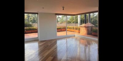 area 300mts mas 120 Terrazas Duplex Sala con chimenea, comedor independiente,  estudio con salida a  terraza, 3 cuartos Principal con vestier baño y terraza, dos comparten baño, cocina abierta, zona de lavanderia,cuarto y baño de servicio, 3 garajes independientes, Deposito. apts c-dos 
