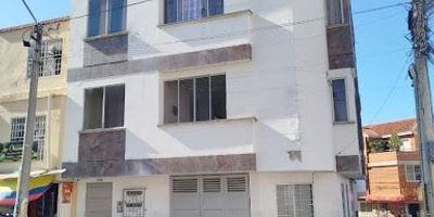 ARRIENDO RICAURTE, EXCELENTE APARTAMENTO -  SEGUNDO PISO,  CUENTA CON DOS ALCOBAS, DOS BAÑOS, COCINA INTEGRAL Y PARQUEADERO PARA MOTO. UBICACIÓN CENTRAL, CERCA DEL SECTOR ESTUDIANTIL DE REAL DE MINAS Y DEL CENTRO COMERCIAL SANANDRESITO LA ISLA. DISPONE DE CÓMODAS VÍAS DE ACCESO Y TRANSPORTE PÚBLICO CERCANO. AGENDE SU CITA SIN COSTO CON NUESTROS ASESORES COMERCIALES