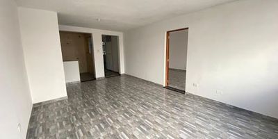 ¡Gran Oportunidad en Estrada  Bogotá! Arriendo Apartamento 120 m Aprox.  Amplio  Iluminado  Familiar. Si buscas espacio, comodidad y un lugar donde tu familia viva con tranquilidad, este apartamento es simplemente perfecto. distribución generosa y excelente iluminación natural, este inmueble es una joya en uno de los sectores más tradicionales y residenciales de Bogotá. Características que enamoran 3 habitaciones amplias, 2 baños completos, Sala y comedor independientes, Hall de habitaciones, Cocina integral cerrada con muebles superiores e inferiores, Zona de ropas independiente, Gas natural y calentador a gas Pisos en cerámica y baldosa completamente renovados, Excelente ventilación natural. Estado del inmueble muy bueno. Salas amplias con ventanales enormes, Habitaciones con gran entrada de luz, Cocina amplia y tradicional, Corredores y balcones residenciales interiores, Baños cómodos y en excelente estado.