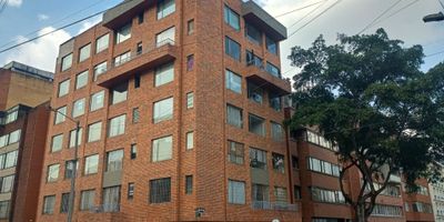 Acogedor apartamento de 1 alcoba, ideal para quienes buscan confort y excelente ubicación. Cuenta con 1 baño, sala-comedor en un mismo ambiente y cocina dotada con estufa de inducción y calentador eléctrico. Sus pisos en cerámica, junto con cortinas tipo screen y blackout, aportan estilo y practicidad.

Disfruta de vista exterior, ascensor y vigilancia 24/7 que brindan seguridad y tranquilidad.
No tiene garaje.

Ubicado estratégicamente cerca de universidades, zonas comerciales y vías principales, lo que garantiza fácil acceso y múltiples servicios a corta distancia.