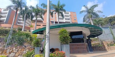 GESPRON alquila hermoso apartamento en el oeste de Cali, ubicado en el exclusivo sector Cerro Cristales 1, una zona residencial, tranquila y de alta valorización.
Apartamento en segundo piso, con excelente ventilación, iluminación natural, blackout instalado y acabados de lujo, además de una vista agradable hacia los cerros.

El apartamento cuenta con dos habitaciones amplias e iluminadas con clósets de piso a techo, tres baños completos, sala comedor amplia, balcón con vista exterior, sala de TV o estudio, cocina integral equipada, zona de ropas independiente y excelentes acabados en todos sus espacios.
Incluye dos parqueaderos y depósito.

El conjunto ofrece amenidades de primer nivel: piscina con solárium, gimnasio, cancha múltiple, cancha de tenis, turco, sauna, senderos peatonales y zonas verdes, juegos infantiles, parqueaderos de visitantes y planta eléctrica para zonas comunes.
Una unidad residencial ideal para quienes buscan confort, seguridad y calidad de vida.