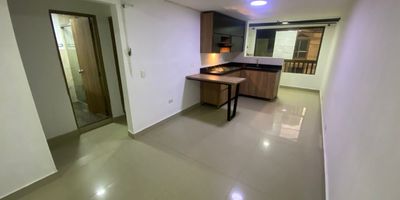 Se arrienda acogedora y bien distribuida casa en el sector Prados de Sabaneta. Su excelente diseno y la abundante iluminacion natural crean un ambiente calido, funcional e ideal para disfrutar en familia.

Cuenta con 2 habitaciones, 3 closets, 1 bano, sala-comedor, cocina integral con barra, calentador a gas, zona de ropas y balcon.

Su ubicacion es estrategica, cerca del Hospital Venancio Diaz, el Centro Comercial Aves Maria, Euro Sabaneta, ademas de contar con facil acceso al transporte publico y vias principales.

Un hogar comodo, iluminado y con una ubicacion que lo tiene todo.