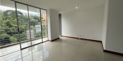 ✨ Arriendo Apartamento en Cumbres, Envigado  ✨

? 76 m² de armonía y confort en uno de los sectores más tranquilos y valorados de Envigado.
Este hermoso apartamento combina luz natural, espacios acogedores y una ubicación privilegiada para quienes buscan bienestar y tranquilidad.

?️ Sala comedor integrada con excelente iluminación
?‍? Estudio ideal para trabajar desde casa o como zona de lectura
? Cocina integral con cajoneras y calentador
?️ 2 habitaciones (principal con vestier)
? 2 baños completos
? Balcón con vista relajante hacia zonas verdes
? Zona de ropas independiente

? Zonas comunes que enamoran:
? Piscinas para adultos y niños
⚽ Cancha de fútbol
? Zonas verdes amplias
? Ascensores
? Portería 24 horas

? Ubicación: cerca a supermercados, rutas de transporte y todo lo necesario para una vida práctica y cómoda.

? Canon: $3.500.000

? Contactanos: 3223688089
