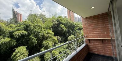 ✨ Arriendo Apartamento en Cumbres, Envigado ✨

? 90 m² de confort y amplitud en un entorno tranquilo y rodeado de naturaleza.
Este hermoso apartamento está diseñado para disfrutar de la comodidad y la serenidad que ofrece el sector Cumbres, uno de los más apetecidos de Envigado.

?️ Sala comedor integrada con excelente iluminación natural
?‍? Estudio ideal para teletrabajo o zona de lectura
? Cocina integral moderna con cajoneras y calentador
?️ 3 habitaciones amplias con clóset
? 2 baños completos
? Balcón con vista hacia zonas verdes
? Zona de ropas independiente

? Zonas comunes para disfrutar:
? Piscinas para adultos y niños
⚽ Cancha de fútbol
? Amplias zonas verdes
? Ascensores
? Portería 24 horas

? Ubicación privilegiada: cerca a supermercados, rutas de transporte y todo lo que necesitas para vivir con comodidad y seguridad.

? Canon: $4.100.000
? Contactanos: 3223688089

