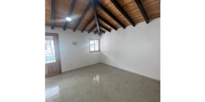 ¡Encuentra tu hogar perfecto en El Carmen de Viboral! Este hermoso apartamento de alquiler te ofrece todo lo que necesitas para vivir cómoda y tranquilamente en uno de los municipios más hermosos de Antioquia. Con una ubicación privilegiada y todas las comodidades que buscas.

Este apartamento cuenta con un área total de 70 M2, perfecto para una familia pequeña o una pareja en busca de un lugar acogedor y funcional para llamar hogar. Además, cuenta con 2 alcobas amplias y luminosas, ideales para el descanso y la privacidad de sus habitantes, y 1 baño completo, perfecto para atender todas tus necesidades.

Al entrar a este apartamento, serás recibido por una hermosa vista panorámica que te dejará sin palabras. La iluminación natural y el ambiente tranquilo te harán sentir en paz y en armonía con la naturaleza, mientras disfrutas de un delicioso café en tu propio balcón privado.

Además de sus increíbles características internas, este apartamento también cuenta con una ubicación envidiable. Se encuentra cerca de la zona urbana, lo que significa que tendrás acceso a todo lo que necesitas a solo unos pasos de tu casa. También podrás disfrutar de parques cercanos, perfectos para pasear, hacer ejercicio o simplemente relajarte en la naturaleza. Y si necesitas moverte por la ciudad, tendrás transporte público cercano para facilitar tus desplazamientos.

¡Contáctanos ahora antes de que sea tarde!
