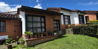 CASA ARRIENDO PRIMER NIVEL UBICADO EN SAN ANTONIO , A TAN SOLO 4 CUADRAS DEL PARQUE PRINCIPAL. ESTA CASA DE PRIMER NIVEL CUENTA CON ZONA DE JARDIN ALFRENTE, ACCESO PEATONAL NO VEHICULAR. 
CERCA A SUPERMERCADOS , CANCHAS , GIMNASIO Y TRANSPORTE PUBLICO 