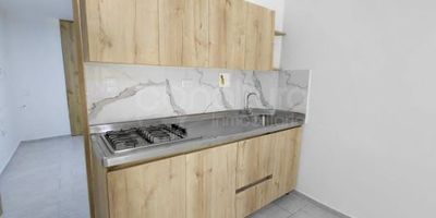 472-8478 Conaltura Inmobiliaria ofrece en arriendo este acogedor apartaestudio  de 30 m, servicio de Gas Natural y Energía incluidos en el canon de arrendamiento ,  ubicado en  el sector Belén las playas . Un entorno tranquilo, moderno y con excelente proyección de valorización. El inmueble cuenta con 1 alcobas, 1 baño, sala comedor,  cocina semi-integral con estufa y calentador eléctrico , zona de ropas. Su ubicación es estratégica cerca a el Aeroparque Juan Pablo Segundo, Centro Comercial Arkadia, Clínica las Américas, la 70, Profamilia , Pricemart,, rutas de buses al centro, rutas alimentadores al metro, estación metroplus cercana , con excelentes rutas de transporte y vías de acceso rápidas.