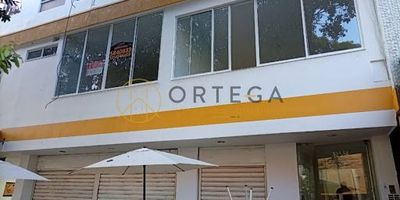 Amplio apartamento de 134 metros con excelente distribución. Cuenta con 3 alcobas, alcoba de servicio con baño, sala comedor, 3 baños, 3 clósets, cocina integral y zona de ropas independiente. Piso en granito, espacios ventilados y buena iluminación natural.
Edificio tranquilo, sin parqueadero y sin vigilancia. Un inmueble cómodo, funcional y ubicado en un sector de fácil acceso.