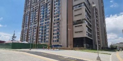 que brinda frescura y fácil mantenimiento. Las habitaciones incluyen amplios closets y puertas instaladas, ofreciendo comodidad y organización.

La cocina es integral, con muebles funcionales y diseño contemporáneo, ideal para quienes disfrutan de un espacio práctico y bien distribuido.

Este inmueble es una excelente opción para quienes buscan confort, buen gusto y un lugar listo para habitar