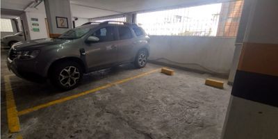PARQUEADERO CUBIERTO EN VENTA EN VERSALLES MANIZALES

Oportunidad única para inversionistas o residentes del sector que buscan asegurar un espacio exclusivo para su vehículo. Ideal para garantizar comodidad y proteger su automóvil en una zona de alta demanda y desarrollo en Manizales.

Características de la propiedad

Este parqueadero cubierto se encuentra en el sótano, Piso -1, de un moderno edificio con ascensor. Cuenta con un área privada de 24 m2, espacio suficiente para un garaje amplio y de fácil maniobra. El activo representa una excelente adquisición en el estrato 4, asegurando una inversión sólida y de valorización constante.

Entorno y accesos

Ubicado estratégicamente cerca de colegios, universidades y parques, el parqueadero ofrece una ubicación interior segura. Se encuentra sobre vía principal con acceso pavimentado, garantizando fácil llegada y salida del edificio. La zona tiene transporte público cercano y proximidad a un centro médico, aumentando la conveniencia para su uso.

Contáctanos

No deje pasar esta posibilidad de adquirir un parqueadero en uno de los sectores más deseados de Manizales. Escríbanos ahora mismo por WhatsApp para agendar una visita y recibir todos los detalles de esta conveniente venta. Estamos listos para ayudarte a asegurar tu inversión.


 
