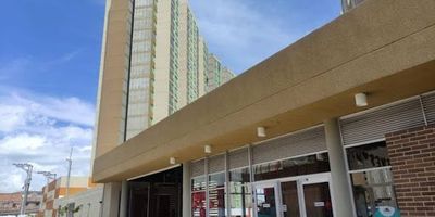 Apartamento en arriendo Barrio Islandia, localidad de Bosa, con fácil acceso a transporte público y a 5 minutos de la Av. Ciudad de Cali está ubicado en el piso dieciocho y distribuido de la siguiente manera al ingresar encontrará sala comedor con vista exterior, cocina abierta, dos habitaciones, un baño y zona de lavandería independiente el edificio cuenta con vigilancia 247. Para más información, comuníquese  al correo erica.iquinainmobiliariabogota.com. En Inmobiliaria Bogotá estamos comprometidos a brindarle una experiencia comercial excepcional desde el primer momento en que haces parte de nuestra comunidad. 