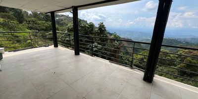 Espectacular vista a la cordillera occidental en un ambiente campestre que te ofrece el avistamiento de aves y fauna silvestre, en un entorno silencioso y característico del hábitat, 120mts cuadrados en tres alcobas sala comedor y amplia terraza desde donde podrás contemplar las mejores puestas del sol. Servicios públicos compartidos lo que le hace cómodo en su bajo costo, amplio espacio de parqueadero y fácil acceso a servicio público de transporte urbano, a tan solo 10 minutos del casco urbano en carro particular