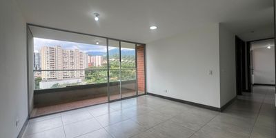 Apartamento en arriendo en unidad cerrada ubicada en sector residencial, cerca a supermercados, rutas de transporte público, restaurantes, colegios, sector tranquilo y de poco flujo vehicular y con conexión a gran variedad de servicios complementarios de la zona. Piso en cerámica, sala comedor, 3 alcobas con vestier y baño en la principal, baño social, cocina integral abierta tipo americano, balcon y parqueadero cubierto Conjunto cerrado con ascensor, piscina, gimnasio, salón social, parques infantiles, zonas verdes, vigilancia, portería 24 horas y circuito cerrado de TV,inmuebles sujetos a verificacion de disponibilidad