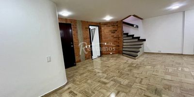Casa en arriendo en Envigado, Loma del Escobero. Cerca al cc City plaza, colegio Cumbres y a la Loma del Escobero, fácil acceso. La urbanización cuenta con portería 24/7, piscina, salón social, juegos infantiles y zonas verdes. Con 3 habitaciones, alcoba de servicio con baño, 4 baños, estudio, cocina integral, zona de ropas, sala-comedor amplia y terraza. Además, cuenta con parqueadero privado para dos carros. ¡Agenda tu visita hoy mismo y encuentra tu nuevo hogar! Descubre más propiedades en: www.rentamospropiedadraiz.com CÓDIGO:776648