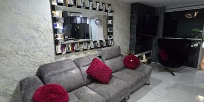 Se arrienda Casa con excelente ubicación, ideal para quienes buscan confort, tranquilidad y un entorno moderno. Perfecto para disfrutar de una vida práctica y llena de bienestar.? Características del inmueble:
Habitaciones: 3Baños: 3Área: 130 mts2Parqueadero: Hasta para 4 carros
??? Amenidades del conjunto:
[Piscina][Gimnasio][Zonas verdes][Juegos infantiles][Portería 24/7]
?? Ubicación: Navarra - Bello Zona estratégica, cerca de transporte, comercios, supermercados y todo lo que necesitas a pocos minutos.
?? Canon de arriendo: 3.500.000