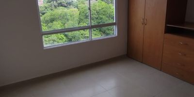 canon $1.950.000 más admon $546.000 área 114 mts consta de 3 alcobas, principal con baño,  alcoba del servicios con baño.

Ubicación conveniente: El Edificio está ubicado en la Carrera 44 de Bucaramanga. 
Centros comerciales, supermercados y vías principales. 
Zonas comunes y amenidades: salón social, gimnasio, terraza / zonas recreativas, parque infantil, lo que suele ser un plus para familias o para quienes quieren un entorno confortable. 
