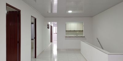 SE ALQUILA Apartamento grande 2do Piso B/ El Prado
Consta de: 4 habitaciones 3 con closet, 2 baños, cocina integral, sala comedor, patio de ropas, balcón, Espacio para 2 motos.
Valor Canon Mensual $1.200.000=Cerca de: Centro comercial Unicentro, Homecenter, Colegios, transporte publico. Etc.