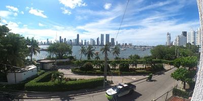 Apartamento amoblado en el barrio manga frente a la bahía, este hermoso apartamento  de 130 mts2 le permite la oportunidad de brindarle a tu núcleo familiar un lugar cómodo, tranquilo y agradable para vivir frente a la bahía, donde podrán vivir espectaculares atardeceres, este inmueble cuenta con 3 habitaciones la principal con baño interno, cocina integral, sala-comedor, zona de labores, balcón con una vista privilegiada, no dejes pasar esta oportunidad.